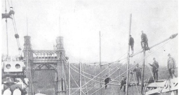 Stavební práce spojené s výměnou lan za řetězy, rok 1898.
