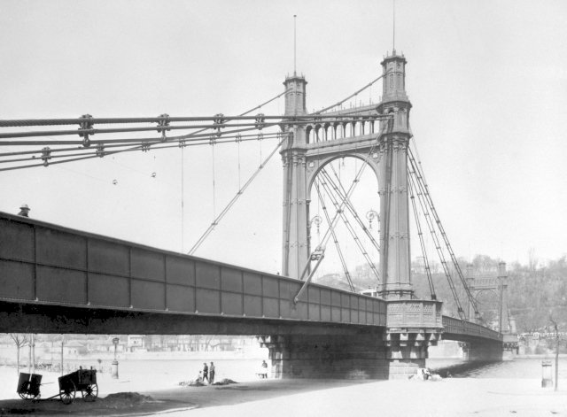 Již neexistující most na historickém snímku z roku 1930.