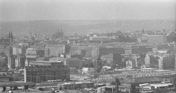 Most Barikádníků na fotografii z roku 1983