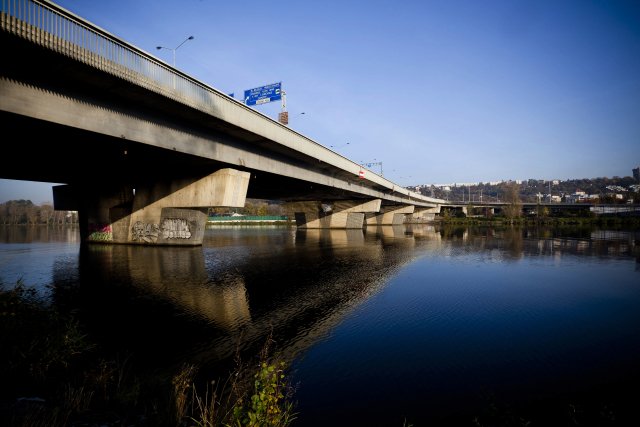 Most Barikádníků na fotografii z roku 2010