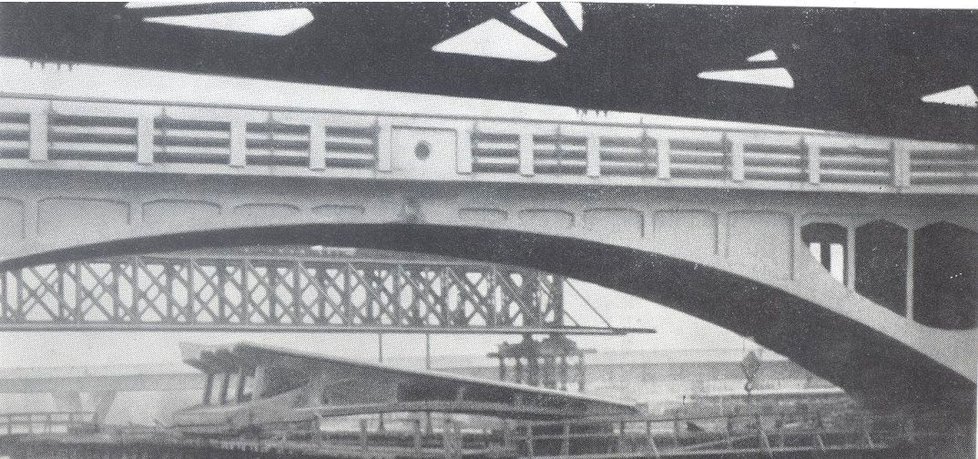 Snášení železobetonové konstrukce původního mostu