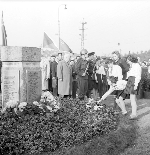 Pionýři u pomníku na mostě Barikádníků roku 1958.