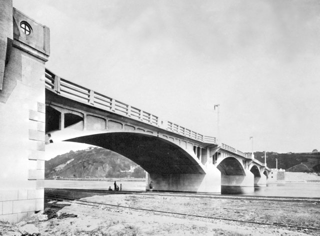 Původní Trojský most roku 1932.