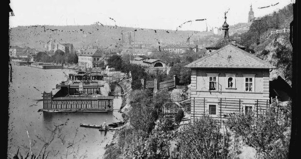Vltava jako nejlepší koupaliště Pražanů minulosti: Jak šel čas na pražských koupalištích?