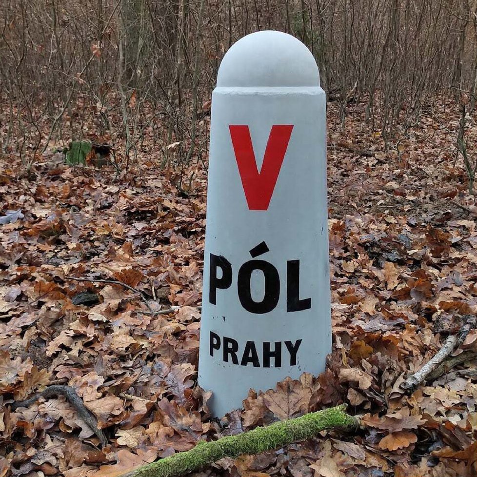Jednotlivé pražské póly jsou označeny betonovými patníky