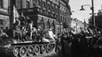 Pražské povstání vypuklo 5. května 1945. Česká národní rada vydala prohlášení o konci Protektorátu a o převzetí vládní a výkonné moci. Nejdříve probíhaly demonstrace, které brzy přešly do ozbrojeného odporu. Právě v této době v rozmezí 5. až 9. května 1945 vznikly tyto unikátní snímky.