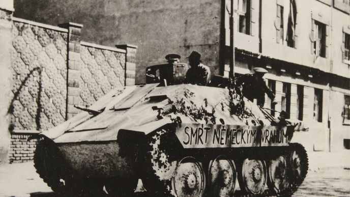 Pražské povstání vypuklo 5. května 1945. Česká národní rada vydala prohlášení o konci Protektorátu a o převzetí vládní a výkonné moci. Nejdříve probíhaly demonstrace, které brzy přešly do ozbrojeného odporu. Právě v této době v rozmezí 5. až 9. května 1945 vznikly tyto unikátní snímky.