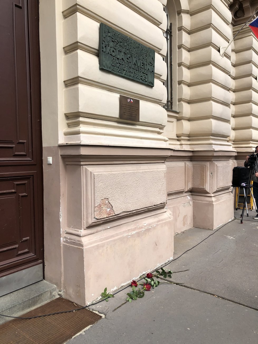 Na budově Základní školy byla odhalena pamětní deska připomínající hrdinský čin dvou britských vojáků, kteří se připojili k pražskému povstání