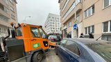 Bizarní nehoda v Košířích: Čisticí vůz Pražských služeb naboural několik zaparkovaných aut