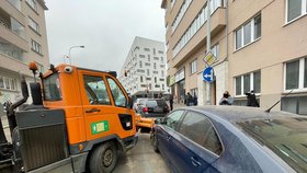 Vůz Pražských služeb naboural do čtyřech zaparkovaných aut