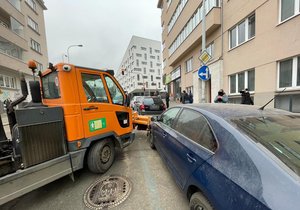 Vůz Pražských služeb naboural do čtyřech zaparkovaných aut