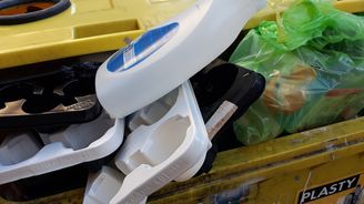 Víme, kolik marnosti se skrývá v našem koši na plasty? Recyklace nezvládá držet krok s tříděním