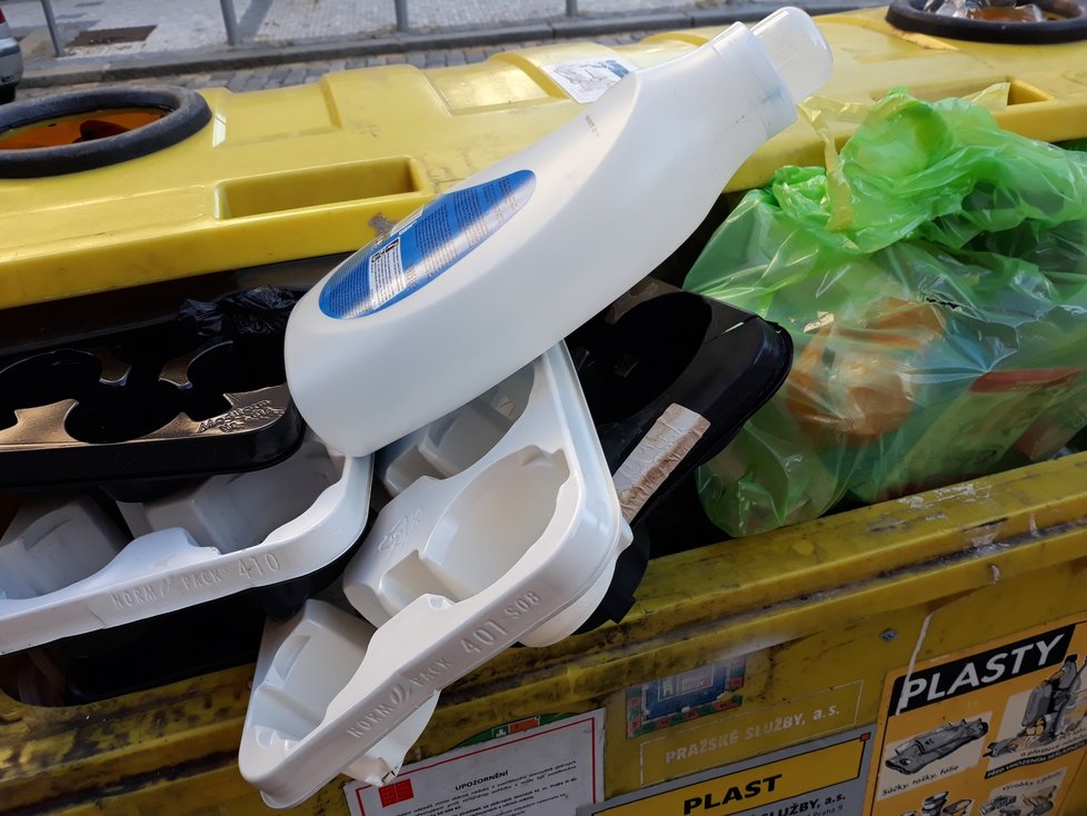 Kontejnery tříděného odpadu, především ty žluté, by si mohly odlehčit od PET lahví