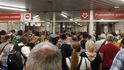Davy lidí ve stanici metra Pražského povstání