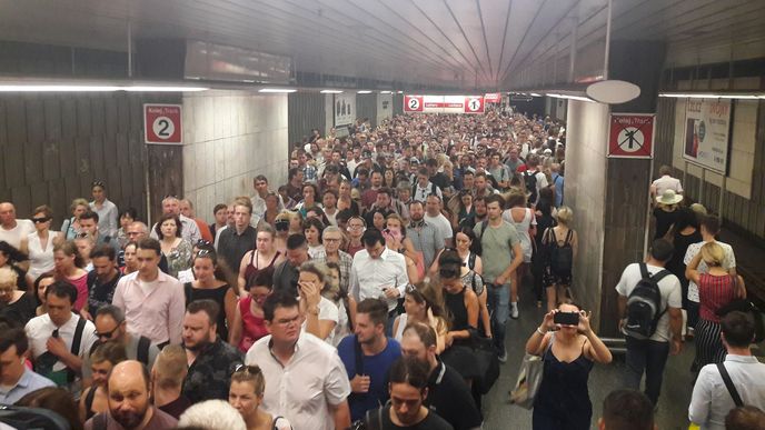 Davy lidí ve stanici metra Pražského povstání