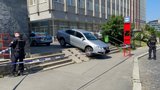Kuriózní nehoda v Nuslích: Řidič (68) chtěl sjet schody, auto na nich uvázlo