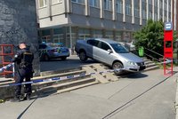 Kuriózní nehoda v Nuslích: Řidič (68) chtěl sjet schody, auto na nich uvázlo