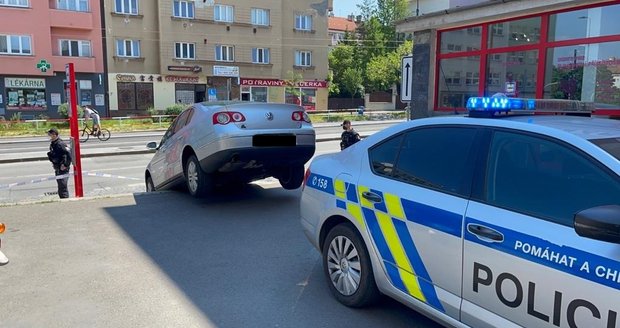 Starší muž se na zastávce Pražského povstání pokoušel sjet schody. (8. června 2021)