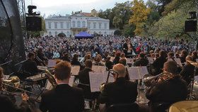 V Kinského zahradě zahraje opět melodie ze slavných filmů Pražský filmový orchestr. Takto koncert pod širým nebem vypadal loni.