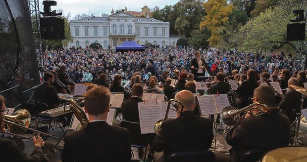 V Kinského zahradě zahraje opět melodie ze slavných filmů Pražský filmový orchestr. Takto koncert pod širým nebem vypadal loni.