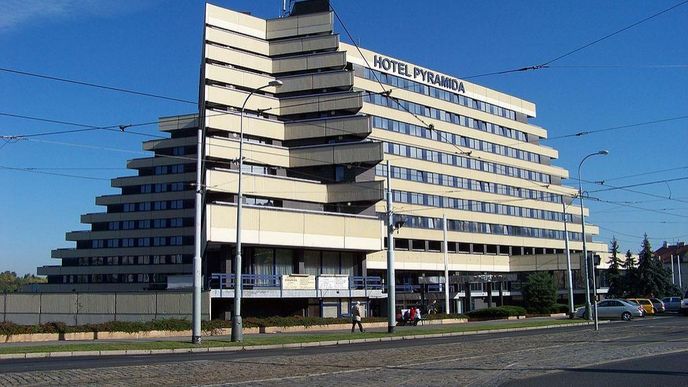 Pražský hotel Pyramida je součástí obřího pokusu o zcizení portfolia nemovitostí skupiny Cimex za miliardy korun.