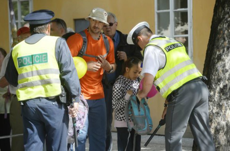 Bezpečnostní kontroly u Pražského hradu: U vchodu od Prašného mostu kontroly probíhají náhledem a ručními detektory kovů.