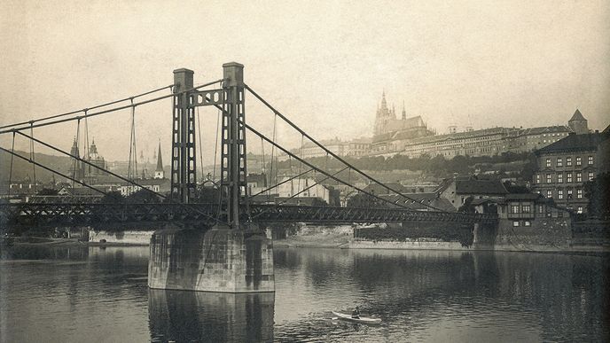 Klasický pohled na Hradčany ze Starého Města. Rudolfova nebo také Řetězová lávka sloužila Pražanům do roku 1914.