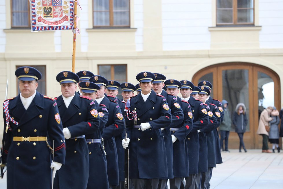 Mezi muži a ženami nejsou v Hradní stráži prakticky žádné rozdíly.