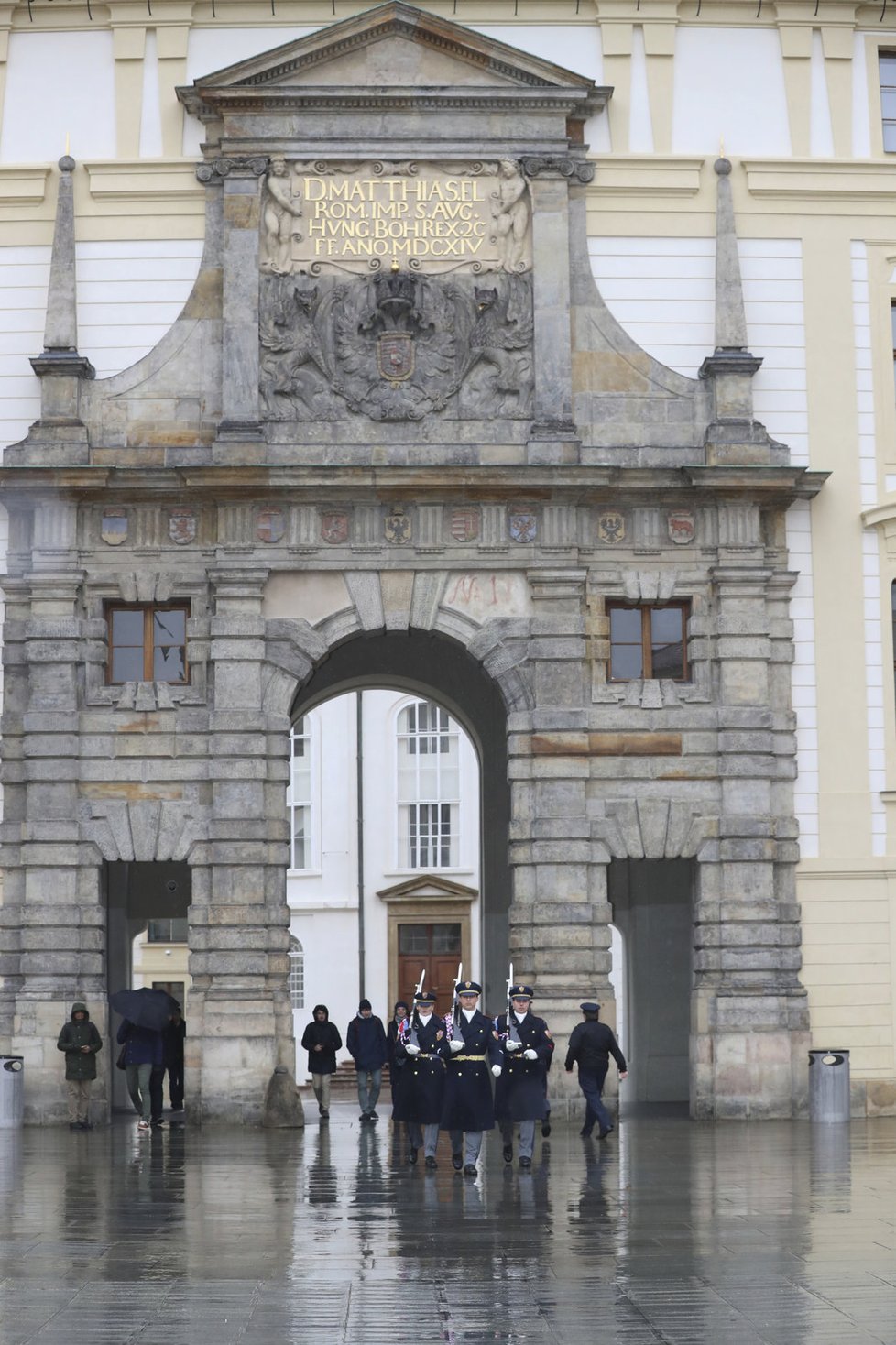 Mezi muži a ženami nejsou v Hradní stráži prakticky žádné rozdíly.