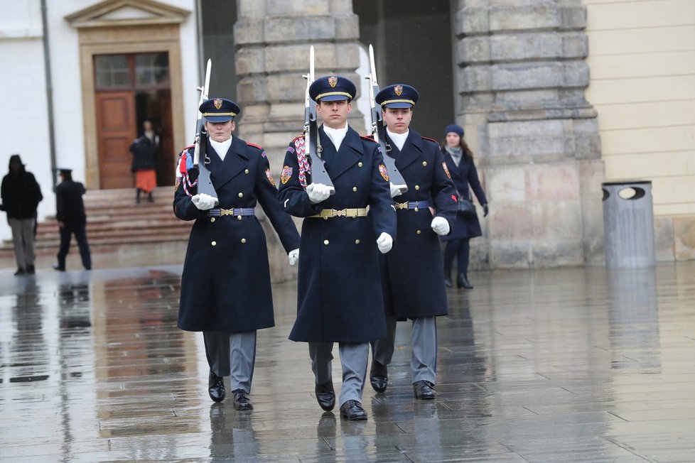 Mezi muži a ženami nejsou v Hradní stráži prakticky žádné rozdíly.