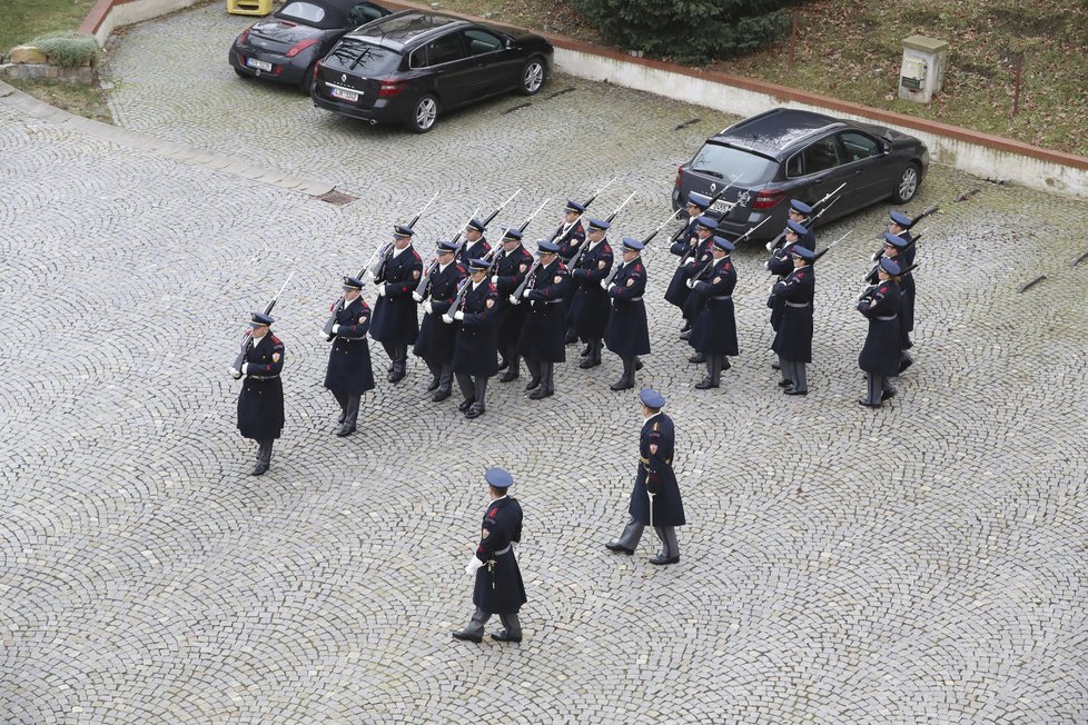 Nácvik na čestné střídání, které probíhá před každým oficiálním ceremoniálem.