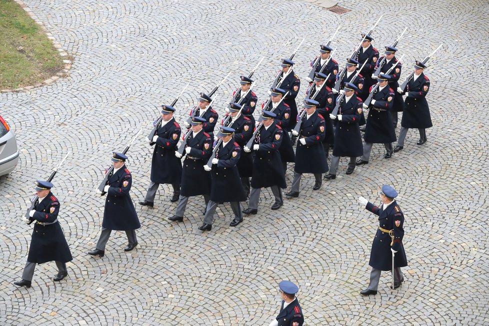 Nácvik na čestné střídání, které probíhá před každým oficiálním ceremoniálem.