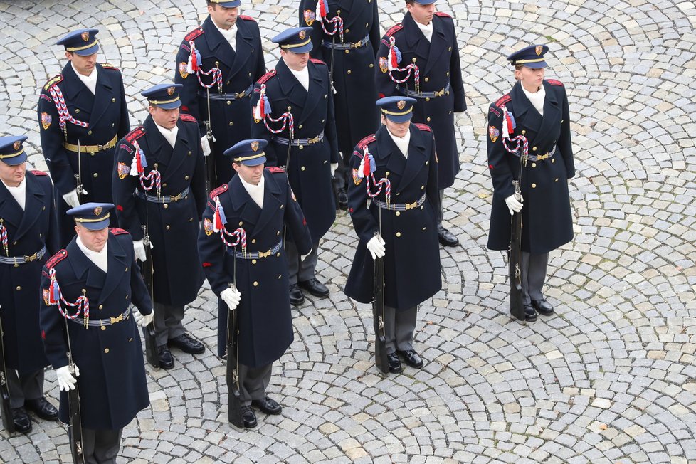 Nácvik na čestné střídání, které probíhá před každým oficiálním ceremoniálem.