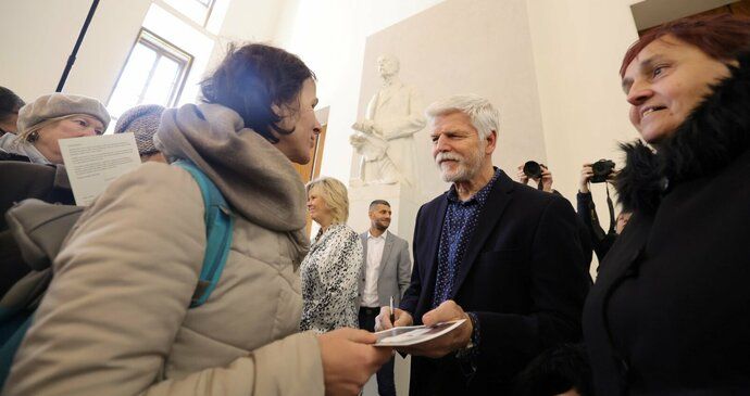 Prezident Petr Pavel vítá na Hradě návštěvníky (29.11.2025)