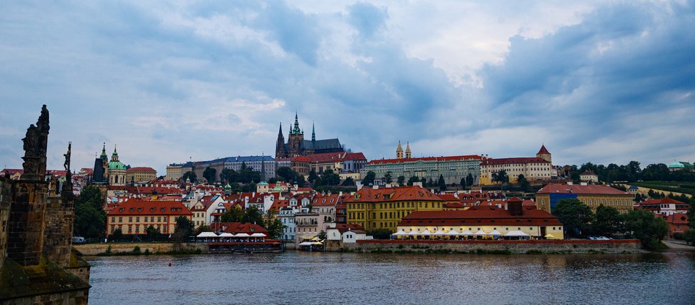 Západ slunce nad Pražským hradem.