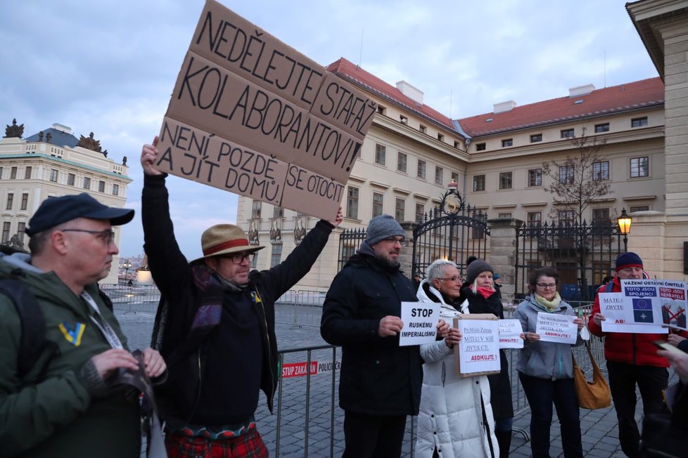 Udělování státních vyznamenání 2022: Protesty před bránou Pražského hradu (7.3.2022)