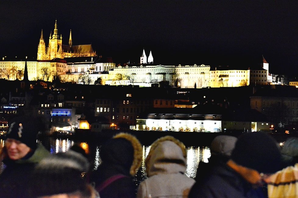 Pražská mobilní zvonohra se rozezněla 23. prosince na lodi u Karlova mostu.