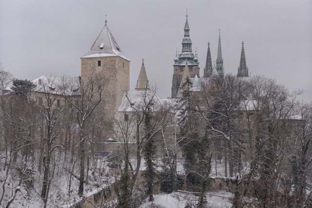 Černá věž je součástí opevnění Pražského hradu. Jeden čas sloužila i jako vězení.