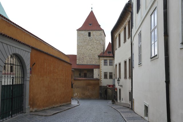 Černá věž je součástí opevnění Pražského hradu. Jeden čas sloužila i jako vězení.