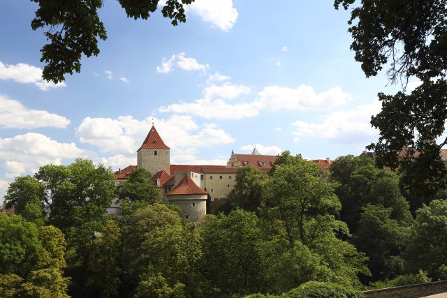 Černá věž je součástí opevnění Pražského hradu. Jeden čas sloužila i jako vězení.