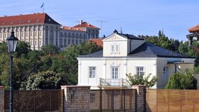 Lumbeho vila v "podhradí" Pražského Hradu: Od května ji již bude obývat Miloš Zeman s manželkou Ivanou a dcerou Kateřinou