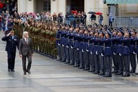 Velkolepá podívaná na Hradě: „Masaryk“ předal stráži bojový prapor, Pavel přihlížel