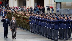 Velkolepá podívaná na Hradě: „Masaryk“ předal stráži bojový prapor, Pavel přihlížel