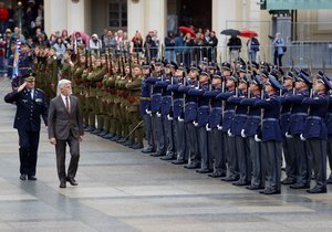 Nástup Hradní stráže ke 102.výročí předání bojového praporu prezidentem T. G. Masarykem. (12. října 2023)