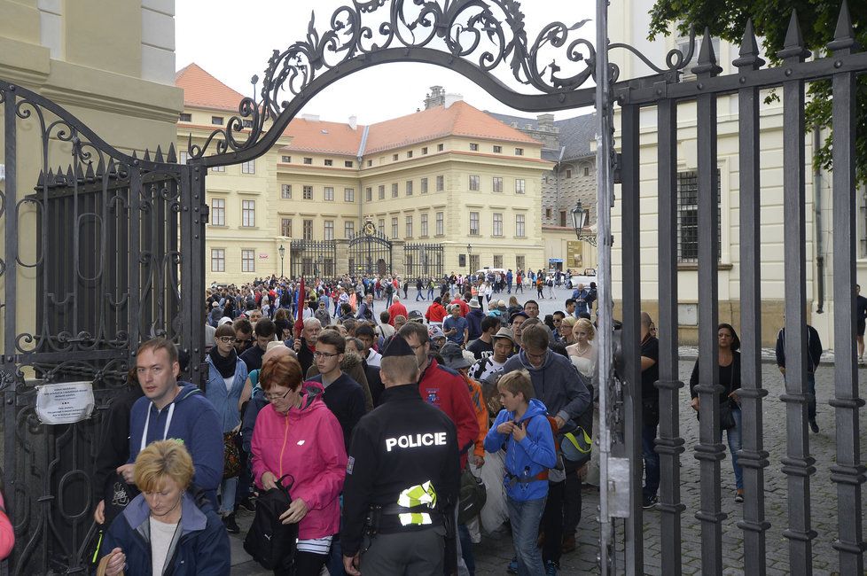 Bezpečnostní kontroly u Pražského hradu.