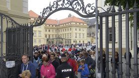 Bezpečnostní kontroly na Pražském hradě přituhují.