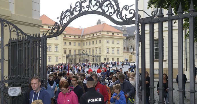 Bezpečnostní kontroly na Pražském hradě přituhují.