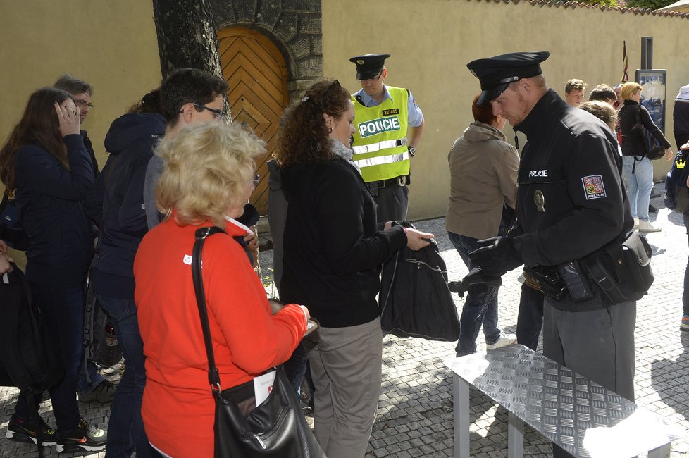 Bezpečnostní kontroly na Pražském hradě přituhují