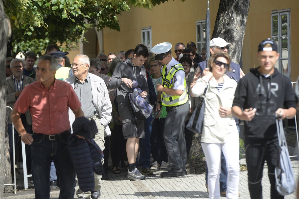 Bezpečnostní kontroly na Pražském hradě přituhují