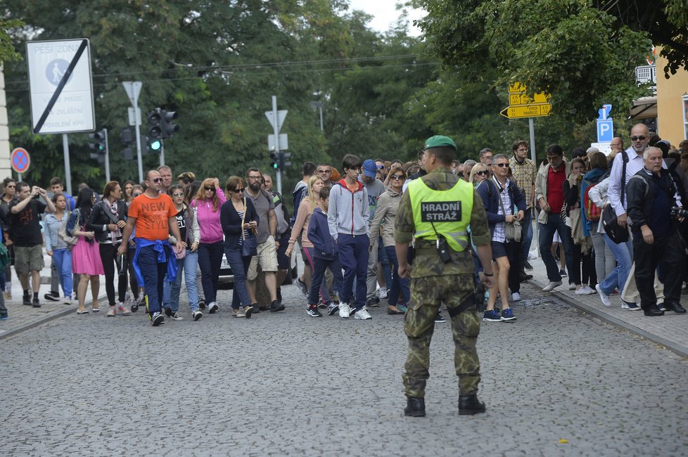 Bezpečnostní kontroly na Pražském hradě přituhují